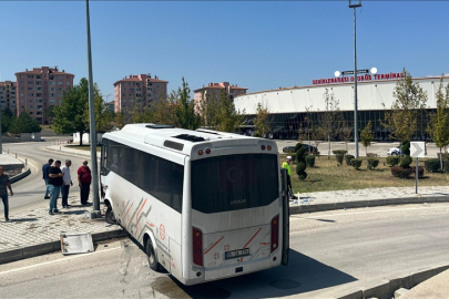 Yolcu midibüsü otobüs terminalinin araç girişine düştü: Çok sayıda yaralı var