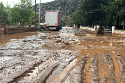 Antalya'da sağanak yağış etkili oluyor