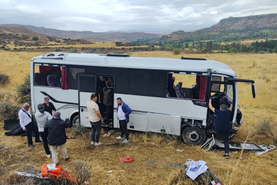 Düğüne giderken az kalsın ölüyorlardı: Sivas'ta düğüncüleri taşıyan midibüs devrildi