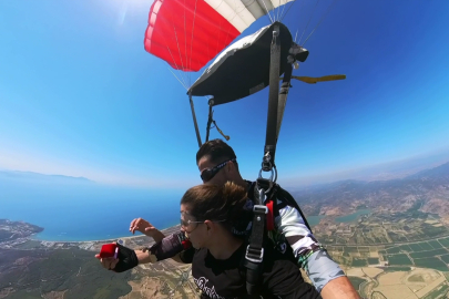 Gökyüzündeki mutluluk: İzmir'de paraşütte evlilik teklifi