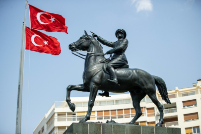 İzmir’in başkanlarından Zafer Bayramı mesajları