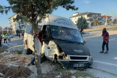 Tarım işçilerini taşıyan minibüs kaza yaptı: Çok sayıda yaralı var!