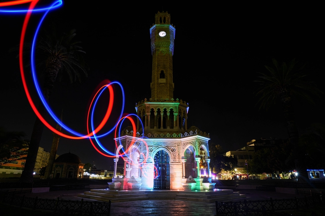 İzmir'in Saat Kulesi gece saatlerinde büyüledi