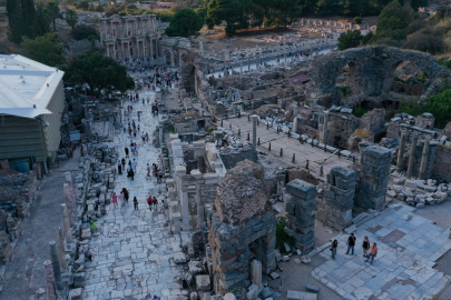 Efes Antik Kenti'nde gece müzeciliği yoğunluğu