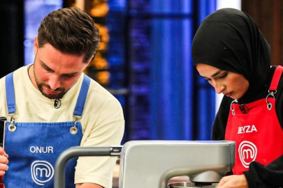 MasterChef’te aşk kokuları mutfağı sardı! Beyza ve Onur aşkını Demet Akalın da fark etti