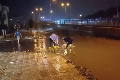 Çorum'da sağanak sele döndü... Araçlar yollarda kaldı