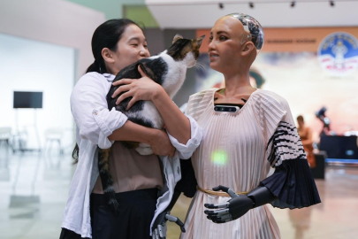 93. İEF’te insansı robot Sophia rüzgarı esti