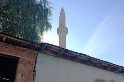 Cami minaresine yıldırım düştü