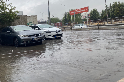 İzmir’deki altyapı yetersizliği yağmurlu havada gün yüzüne çıktı