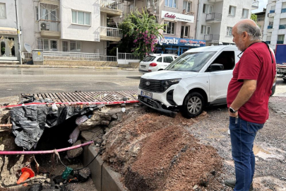 İzmir'i sağanak etkili oldu: 1 araç göçen yolun içine düştü