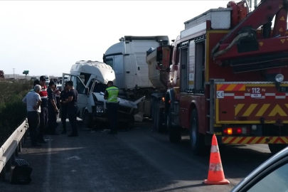 Adana'da ölümlü kaza: Tır ile servis minibüsü çarpıştı