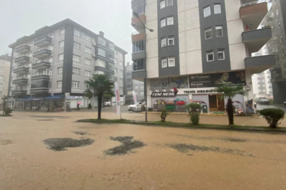 Heyelan sonucunda çok sayıda yol ulaşıma kapandı!