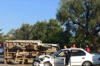 Ödemiş'te trafik kazası: Kamyonet ile otomobil çarpıştı!