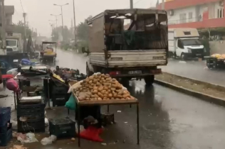 Mardin'i sağanak ve şiddetli rüzgar vurdu: Vatandaş korunacak yer aradı