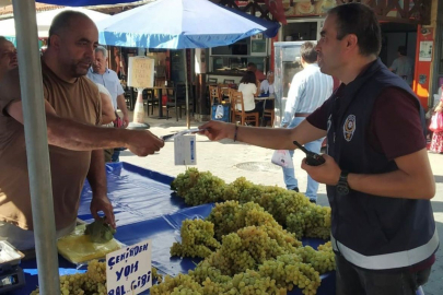 Selçuk Polisi pazarda vatandaşları dolandırıcılığa karşı bilgilendirdi