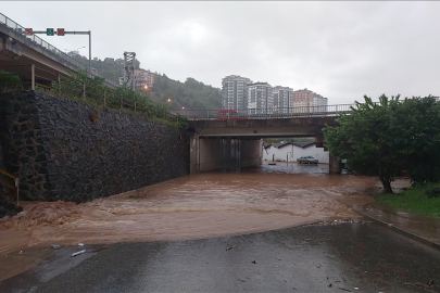 Trabzon'da sağanak yağış hayatı felç etti