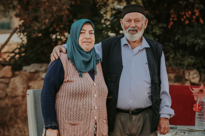 80 yaşındaki Ahmet amca elini eşinin omzuna koymak için izin istedi