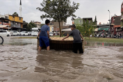 Adana'da sağanak yağışın etkisinde: Yollar göle döndü, ağaçlar devrildi...