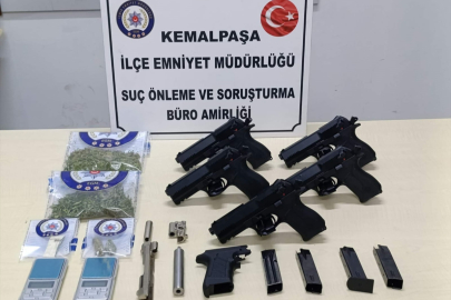 Kemalpaşa'da durdurulan araçta 5 ruhsatsız tabanca yakalandı