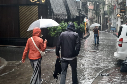 Yağmura Taksim Meydanı’nda yakalanan vatandaşlar ne yapacağını şaşırdı