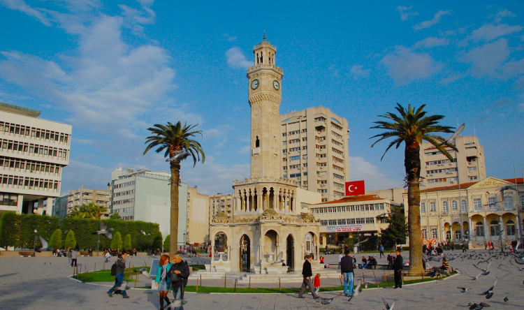 Konak Meydanı ve Saat Kulesi