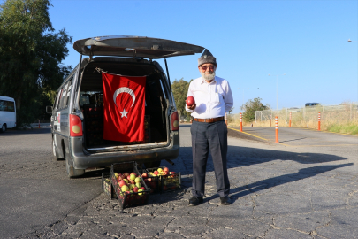 "Elmacı dede" elmalarını İzmir'deki Mehmetçik için getirdi