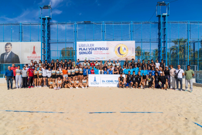 İzmir'de liseli gençlerden plaj voleybolu ve müzik şöleni