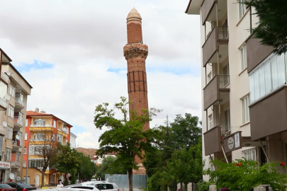 Camiler ve köprüler yıkıldı ama o 800 yıldır dimdik ayakta