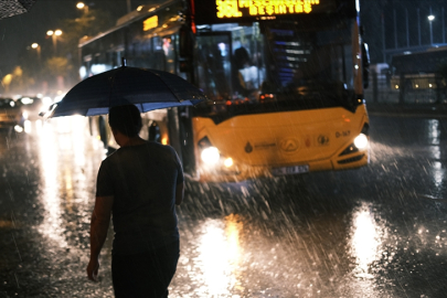 İstanbul'da sağanak yağış hayatı olumsuz etkiledi: Trafik kilitlendi!