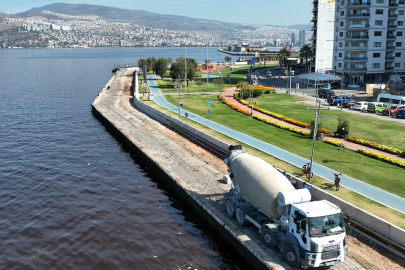 İzmir'de deniz taşkınları önlemek için geçici fırtına duvarı oluşturuluyor