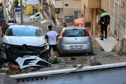 İzmir haber: Feci kazada araçlar birbirine girdi