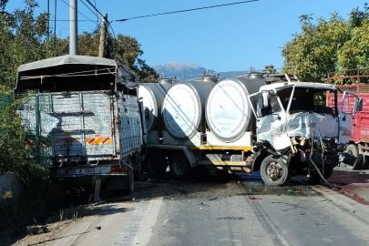 İzmir haber: 2 kamyon kafa kafaya çarpıştı