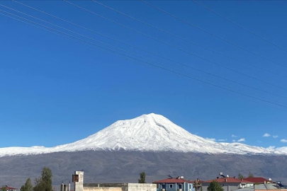 Ağrı Dağı mevsimin ilk karı ile beyaza büründü