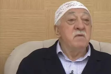 Gülen’in ölümü nedeniyle sokaklarda tatlı dağıttı