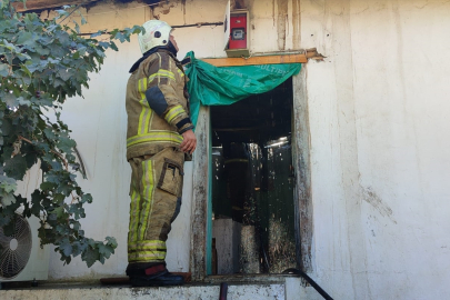 İzmir Ödemiş'te LPG tüpünden sızan gazın patlaması sonucu çıkan yangında ev kullanılamaz hale geldi