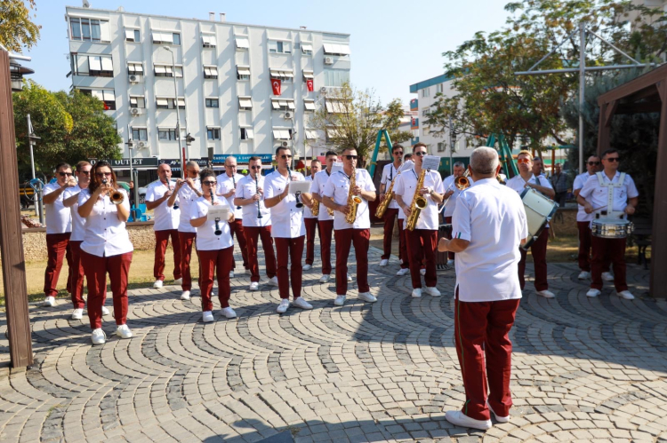 Karşıyaka’da Cumhuriyet Bayramı coşkuyla kutlanıyor