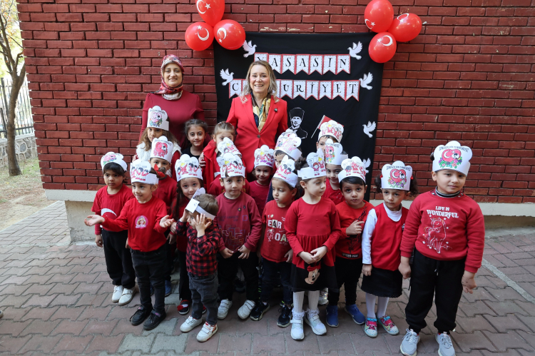 Cumhuriyet Bayramı’nda Başkan Mutlu miniklerin coşkusuna ortak oldu