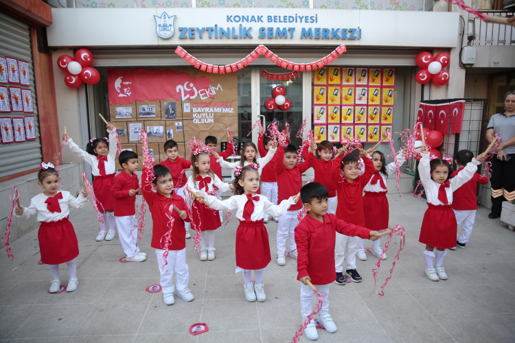 Cumhuriyet Bayramı’nda Başkan Mutlu miniklerin coşkusuna ortak oldu