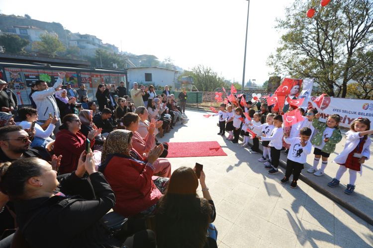 Başkan Filiz Ceritoğlu Sengel, Cumhuriyet Bayramı’nda çocuklarla buluştu