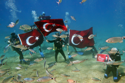 Cumhuriyet Bayramı'nı denizin dibinde kutladılar