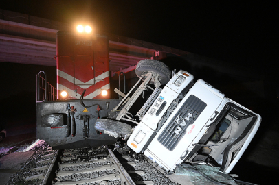 Facianın eşiğinden dönüldü: Yolcu treni kamyona çarptı!