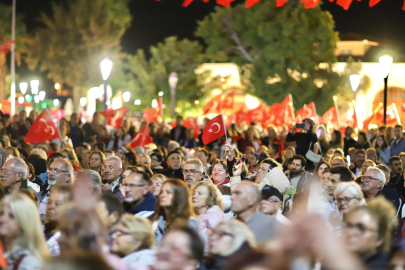 Çeşme’de cumhuriyet coşkusu: Önce fener alayı ardına konser