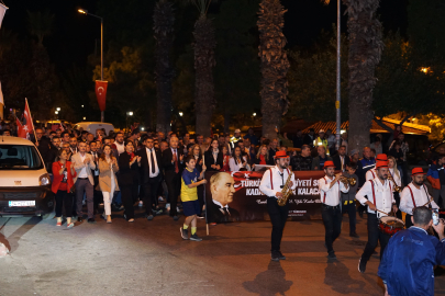 Cumhuriyetin 101. yılı Kemalpaşa’da fener alayı yürüyüşüyle kutlandı