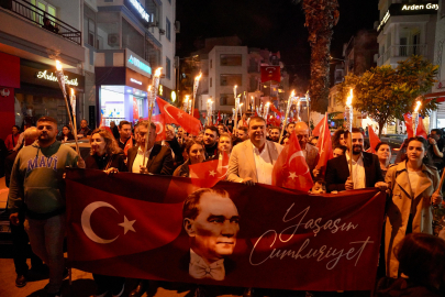 Seferihisar'da cumhuriyetin 101. yılına özel fener alayı ve konser