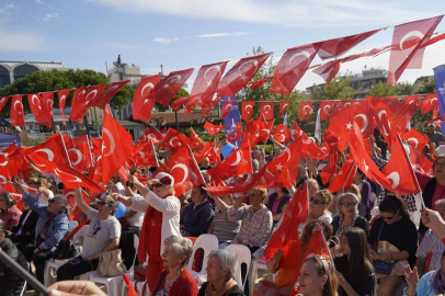 İzmir'de Cumhuriyet Bayramı coşkusu: ‘Cumhuriyet Her Yerde’ sloganıyla 19 ilçede kutlandı