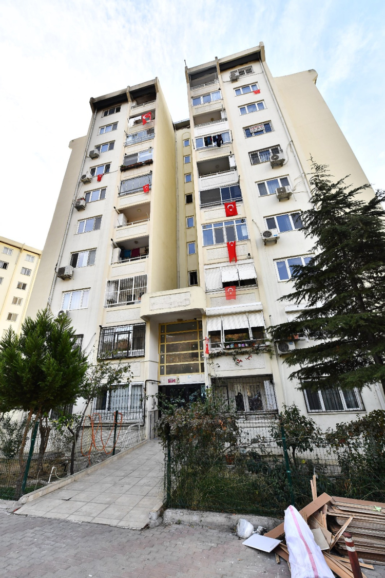 İzmir Yamanlar dağı yangını sonrası Manolya Apartmanı'nda yaşam normale dönüyor