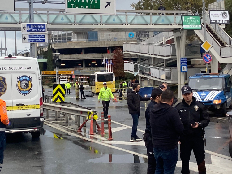 İETT otobüsü polis aracına çarptı 1 polis şehit oldu