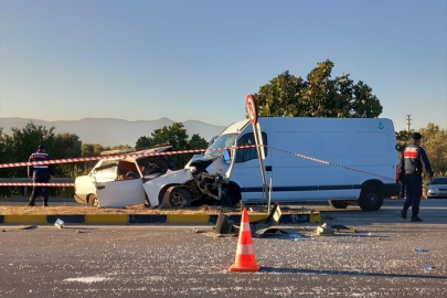 İzmir'de kamyonet ile otomobil çarpıştı: 1 ölü