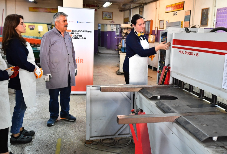 İzmir Büyükşehir Belediyesi’nden kadınlara güçlü destek 