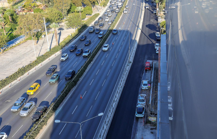 Bayraklı’da yol yenileme hamlesi hızla sürüyor